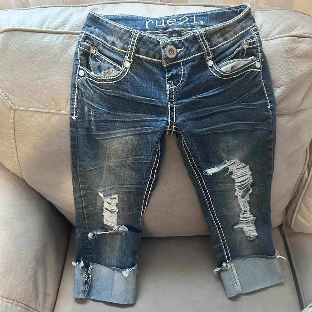 50%offwโค๏ธ Rue 21 Jean Crop Capris Whiskered Size 1/2 Curvy y2k Low Rise